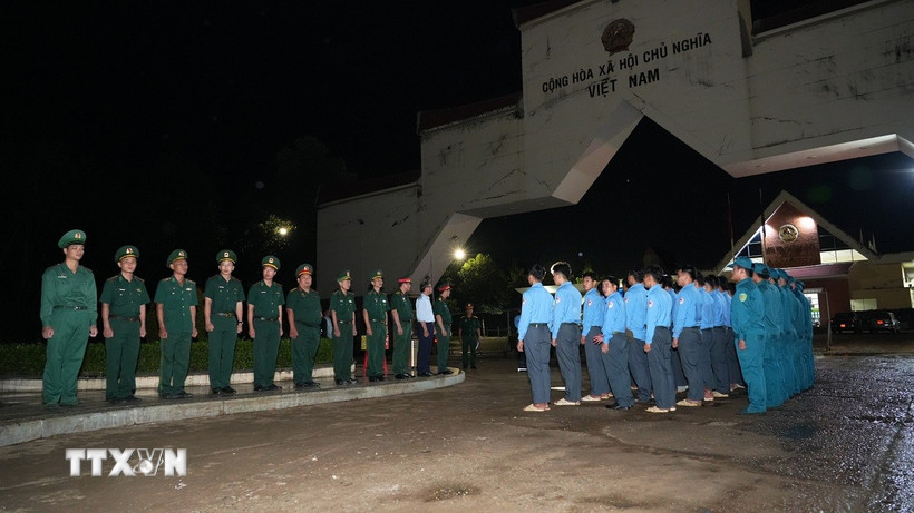 Lễ đón hài cốt cốt liệt sỹ quân tình nguyện và chuyên gia Việt Nam hy sinh tại Campuchia đưa về nước, đợt 1, giai đoạn 25 (Mùa khô 2025-2026) tại Cửa khẩu quốc tế Xa Mát (tỉnh Tây Ninh). (Ảnh: Minh Phú/TTXVN)