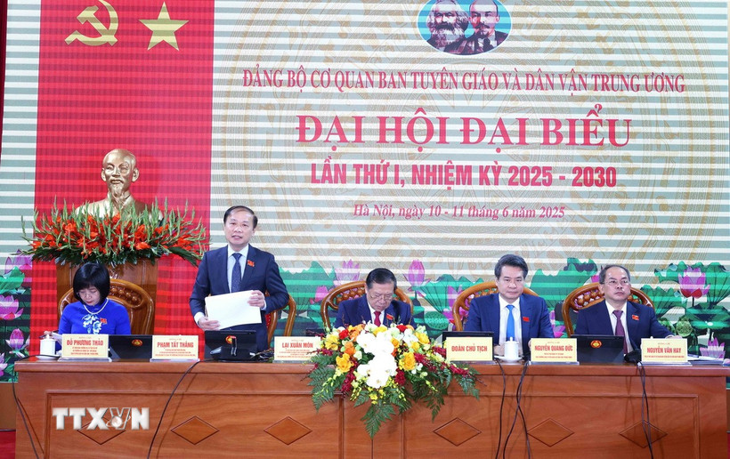 Đoàn Chủ tịch điều hành Đại hội. (Ảnh: Phương Hoa/TTXVN)