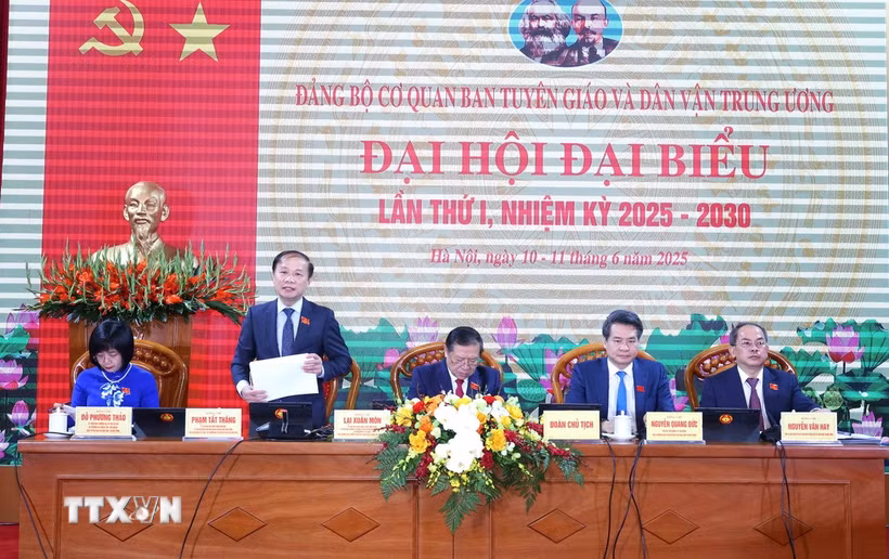 Đoàn Chủ tịch điều hành Đại hội. (Ảnh: Phương Hoa/TTXVN)
