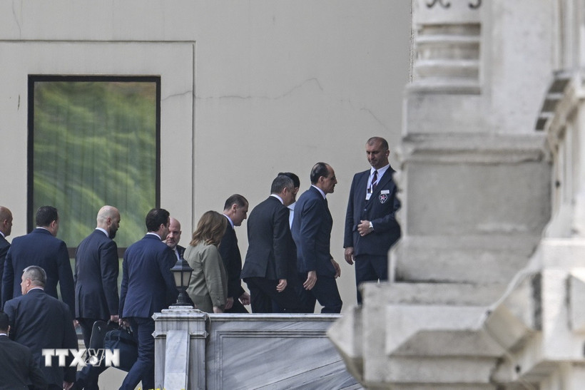 Các phái đoàn tới Cung điện Ciragan ở Istanbul, Thổ Nhĩ Kỳ để tham gia vòng đàm phán thứ hai giữa Nga và Ukraine ngày 2/6. (Ảnh: AA/TTXVN)