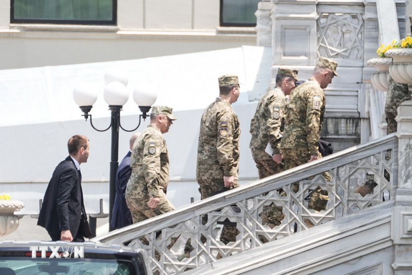 Các phái đoàn tới Cung điện Ciragan ở Istanbul, Thổ Nhĩ Kỳ để tham gia vòng đàm phán thứ hai giữa Nga và Ukraine ngày 2/6. (Ảnh: AA/TTXVN)