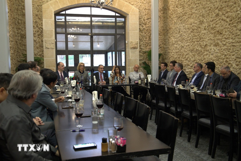 Các Đại sứ, Phó Đại sứ và đại diện Đại sứ quán của hơn 20 nước, trong đó có Việt Nam, tham dự Diễn đàn. (Ảnh: Thanh Bình/TTXVN)