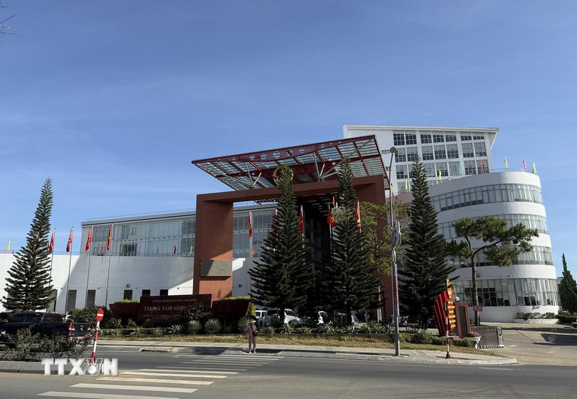 Trung tâm Hành chính tỉnh Lâm Đồng gồm 2 khối nhà cao tầng (hiện tọa lạc tại số 36 Trần Phú, thành phố Đà Lạt) là nơi làm việc của hơn 1.000 cán bộ, viên chức thuộc các Sở, ngành, đơn vị trực thuộc UBND tỉnh Lâm Đồng. (Ảnh: Nguyễn Dũng/TTXVN)