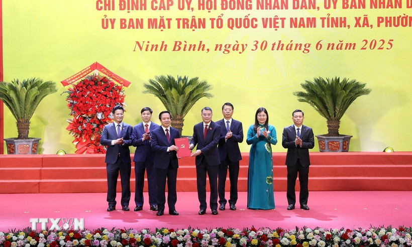 Ông Lê Minh Hưng, Ủy viên Bộ Chính trị, Bí thư Trung ương Đảng, Trưởng Ban Tổ chức Trung ương, trao Quyết định của Thủ tướng Chính phủ về việc chỉ định Chủ tịch, Phó Chủ tịch UBND tỉnh Ninh Bình (mới). (Ảnh: Đức Phương/TTXVN)