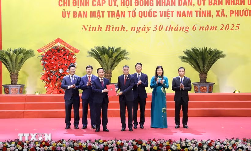 Ông Lê Minh Hưng, Ủy viên Bộ Chính trị, Bí thư Trung ương Đảng, Trưởng Ban Tổ chức Trung ương, trao Quyết định của Thủ tướng Chính phủ về việc chỉ định Chủ tịch, Phó Chủ tịch UBND tỉnh Ninh Bình (mới). (Ảnh: Đức Phương/TTXVN)