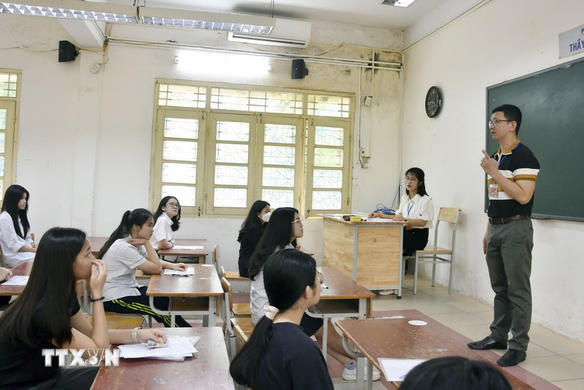 Phổ biến quy chế thi tại điểm thi Trường THPT Việt Đức (quận Hoàn Kiếm). (Ảnh: Nguyễn Cúc/TTXVN)