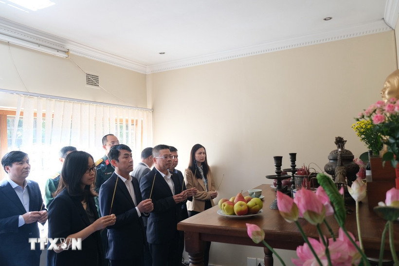 Dâng hương tại bàn thờ Bác đặt tại Trụ sở Đại sứ quán Việt Nam tại Nam Phi. (Ảnh: Hồng Minh/TTXVN)