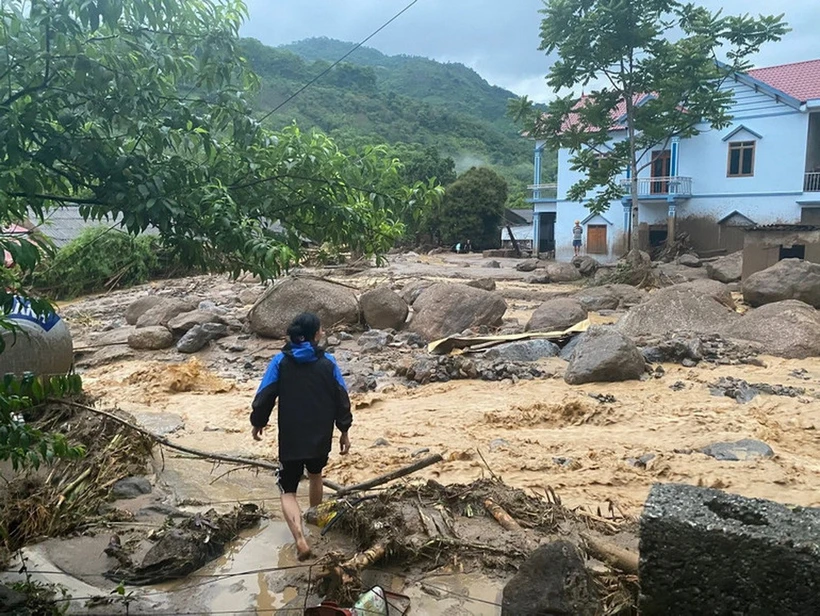 Người dân vẫn đang đi tìm những người nghi mất tích theo dòng nước lũ. (Nguồn: Báo Bắc Kạn)