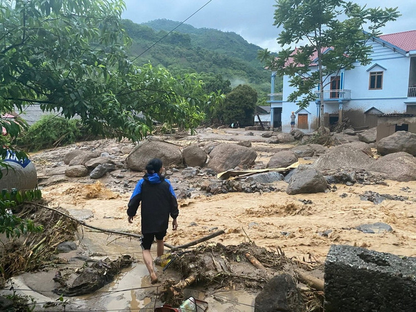Người dân vẫn đang đi tìm những người nghi mất tích theo dòng nước lũ. (Nguồn: Báo Bắc Kạn)