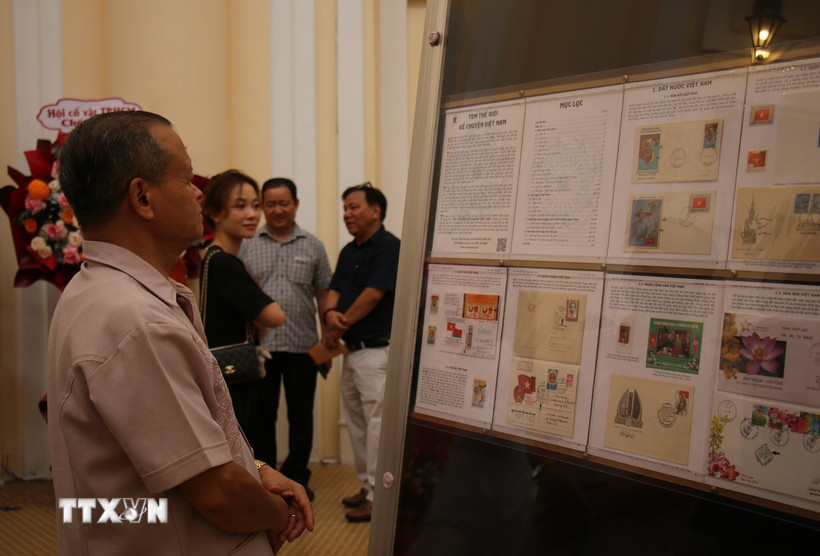 Người dân tham quan trưng bày. (Ảnh: Thu Hương/TTXVN)