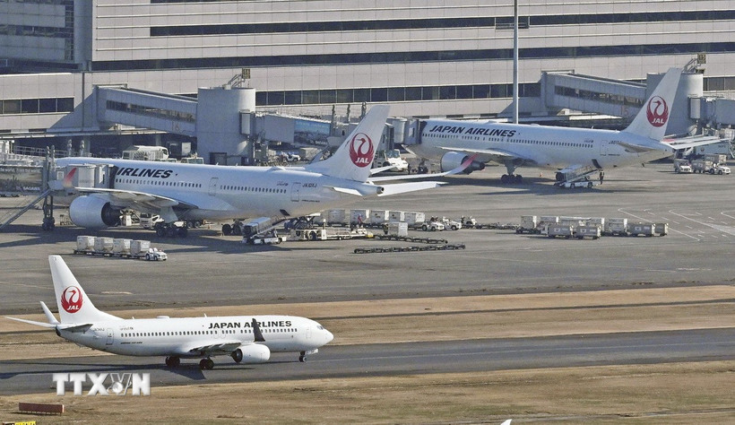 Máy bay của hãng hàng không Japan Airlines tại sân bay Haneda ở thủ đô Tokyo, Nhật Bản. (Ảnh: Kyodo/TTXVN)