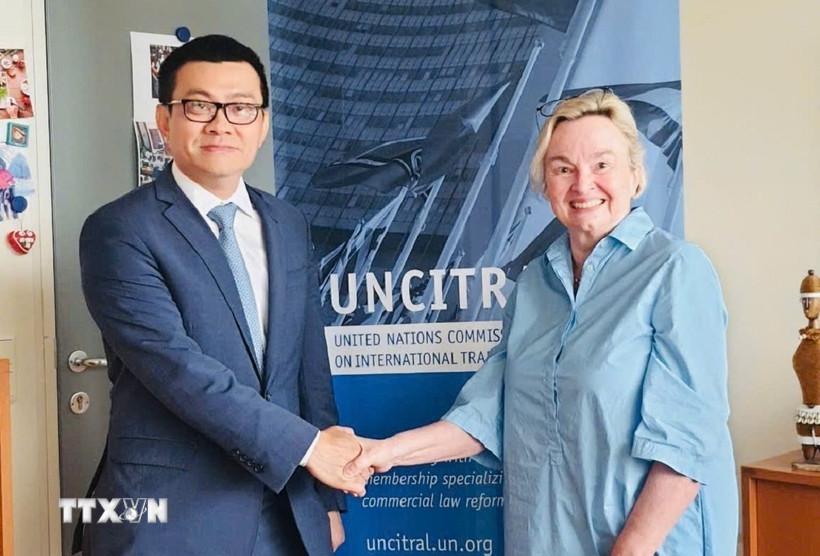 Đại sứ Vũ Lê Thái Hoàng và bà Anna Joubin-Bret, Thư ký Ủy ban Luật Thương mại Quốc tế của Liên hợp quốc (UNCITRAL). (Ảnh TTXVN phát)
