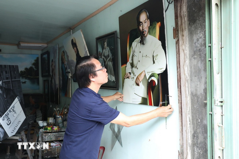 Họa sỹ Trần Hòa Bình vẽ chân dung Hồ Chủ tịch trên chất liệu sơn dầu. (Ảnh: Đức Phương/TTXVN)