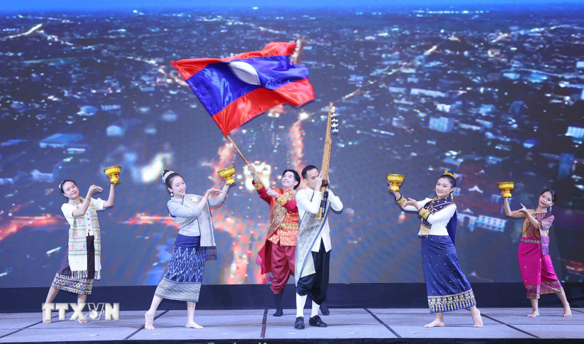 Tiết mục nghệ thuật biểu diễn trong chương trình chiêu đãi Kỷ niệm 50 năm Quốc khánh nước Cộng hòa dân chủ nhân dân Lào do Đại sứ quán Lào tại Việt Nam tổ chức. (Ảnh: Phương Hoa/TTXVN)