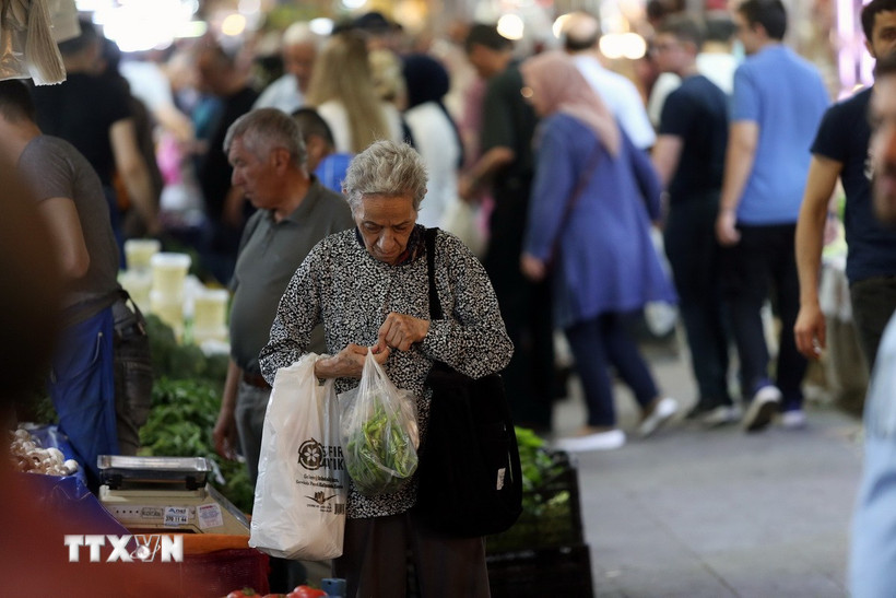 Người dân mua hàng hóa tại khu chợ ở Ankara, Thổ Nhĩ Kỳ. (Ảnh: THX/TTXVN)