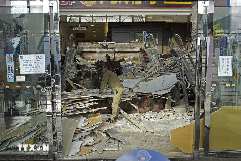 Cảnh đổ nát sau trận động đất tại tỉnh Aomori, Nhật Bản. (Ảnh: Kyodo/TTXVN)