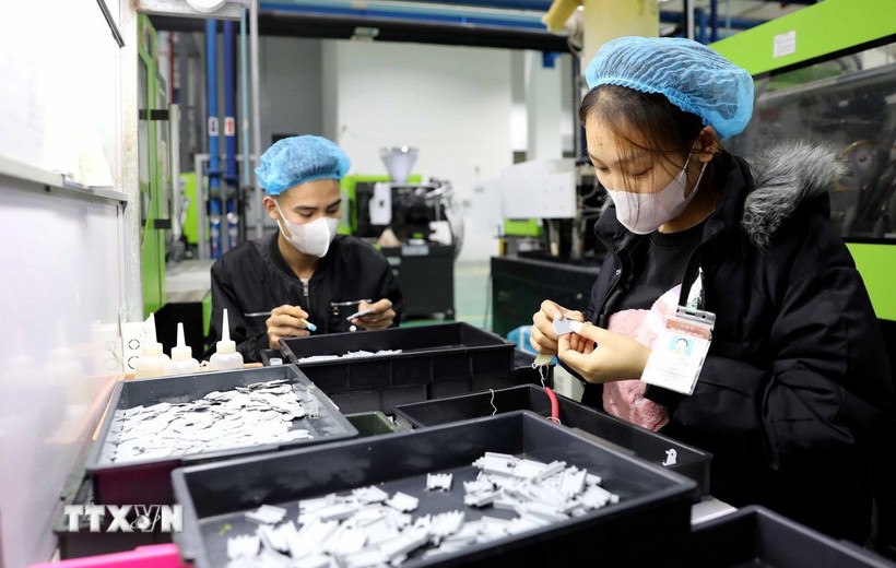 Công nhân Công ty TNHH Nhựa Cotec (Khu công nghiệp Phúc Khánh, thành phố Thái Bình) sản xuất các sản phẩm. (Ảnh: Thế Duyệt/TTXVN)