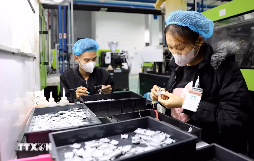 Công nhân Công ty TNHH Nhựa Cotec (Khu công nghiệp Phúc Khánh, thành phố Thái Bình) sản xuất các sản phẩm. (Ảnh: Thế Duyệt/TTXVN)