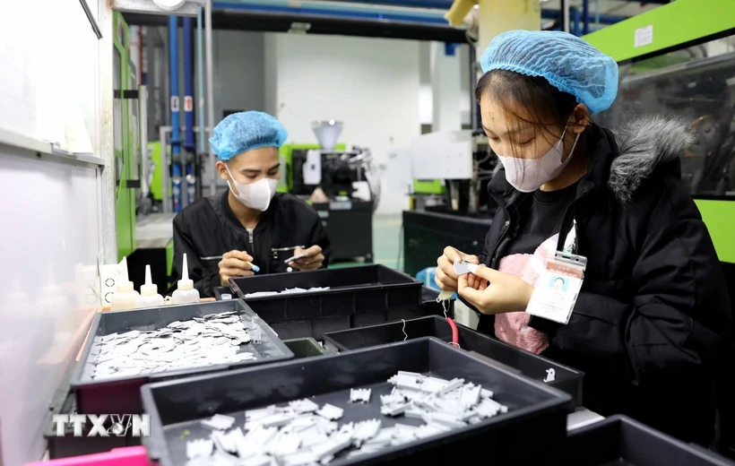 Công nhân Công ty TNHH Nhựa Cotec (Khu công nghiệp Phúc Khánh, thành phố Thái Bình) sản xuất các sản phẩm. (Ảnh: Thế Duyệt/TTXVN)