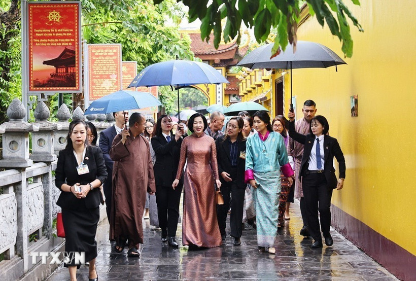 Phu nhân Chủ tịch nước Lương Cường cùng Hoàng hậu Bhutan Jetsun Pema Wangchuck thăm chùa Trấn Quốc. (Ảnh: Minh Đức/TTXVN)