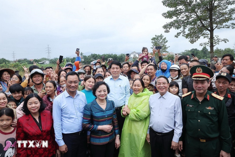 Chủ tịch nước Lương Cường với nhân dân vùng lũ lụt, bị ngập nước xã Gò Nổi. (Ảnh: Lâm Khánh/TTXVN)