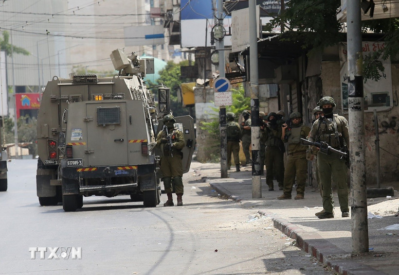 Các lực lượng Israel được triển khai tại thành phố Nablus, Bờ Tây. (Ảnh: THX/TTXVN)