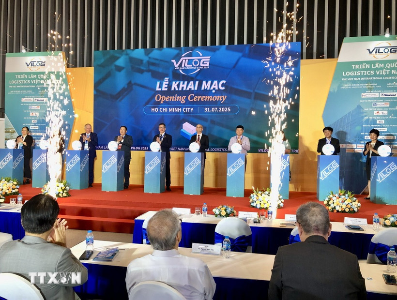 Đại biểu thực hiện nghi thức khai mạc triển lãm. (Ảnh: Mỹ Phương/TTXVN)