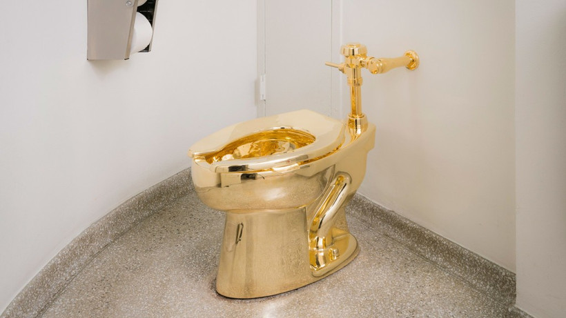 Chiếc bồn cầu bằng vàng 18 carat của Maurizio Cattelan.