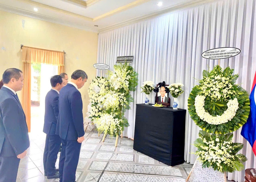 Phó Bí thư Thành ủy, Chủ tịch Ủy ban Nhân dân thành phố Đà Nẵng Lê Trung Chinh viếng đồng chí Khamtay Siphandone. (Nguồn: Cổng thông tin điện tử thành phố Đà Nẵng)