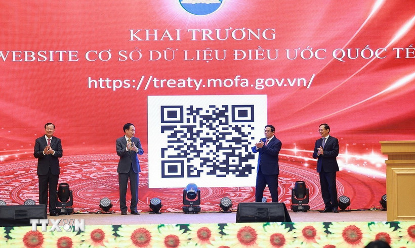 Thủ tướng Phạm Minh Chính và lãnh đạo Bộ Ngoại giao khai trương Cơ sở dữ liệu về Điều ước quốc tế. (Ảnh: Dương Giang/TTXVN)