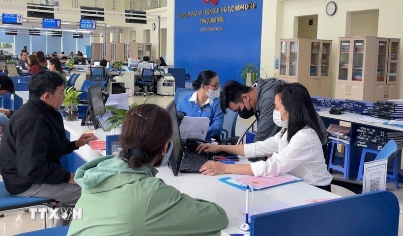 Cán bộ Trung tâm Phục vụ-Kiểm soát thủ tục hành chính tỉnh Quảng Ngãi hướng dẫn trực tiếp người dân đến làm thủ tục hành chính. (Ảnh: Hải Âu/TTXVN)