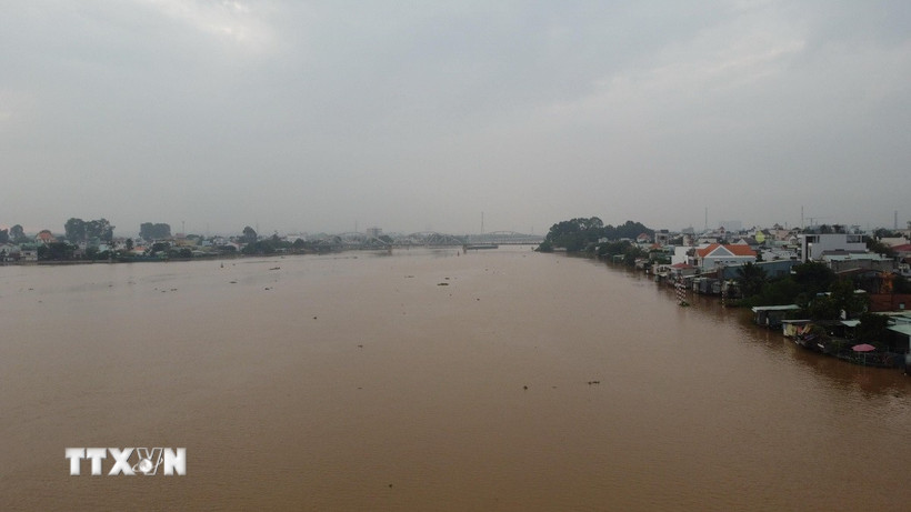 Mực nước sông Đồng Nai tại khu vực Biên Hòa lên cao, nhiều khu dân cư ven sông có nguy cơ ngập lụt. (Ảnh: Sỹ Tuyên/TTXVN)