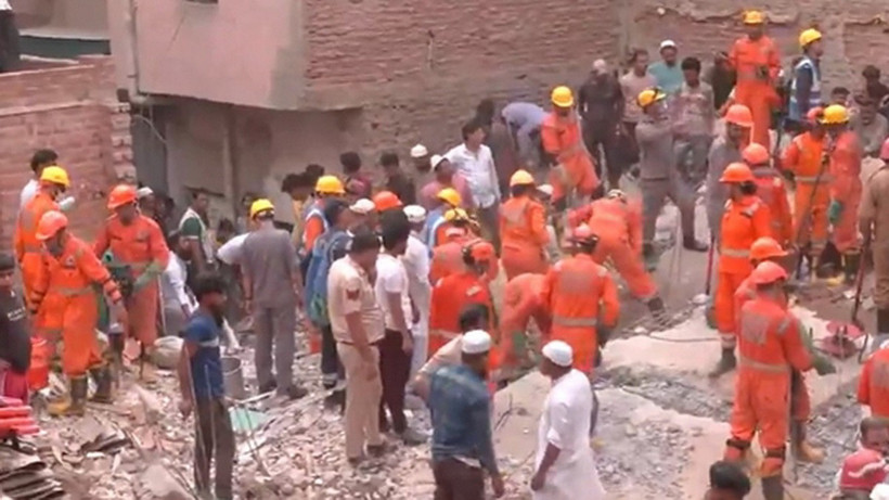 Lực lượng ứng phó thảm họa quốc gia (NDRF) và các đội cảnh sát có mặt tại hiện trường để tiến hành hoạt động cứu hộ. (Nguồn: ANI)