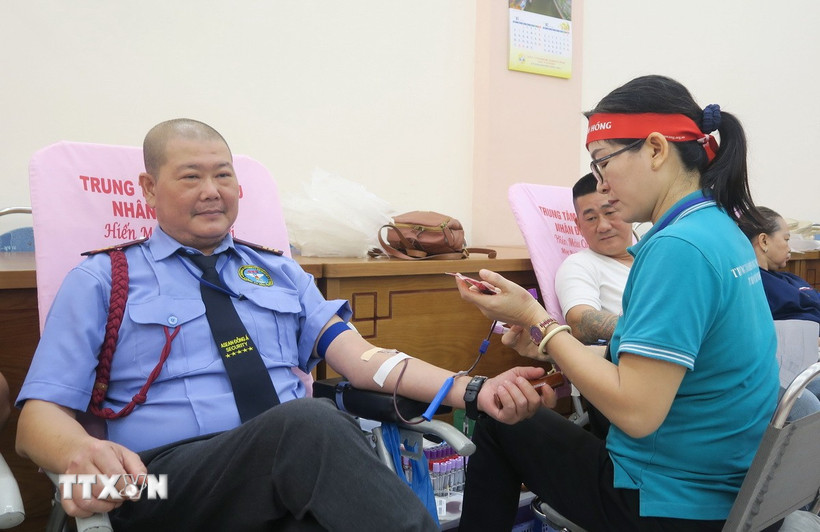 Người dân Quận 8 hiến máu nhân đạo ngay sau Lễ phát động. (Ảnh: Đinh Hằng/TTXVN)