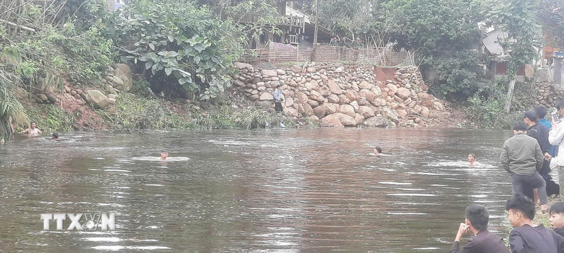 Các lực lượng chức năng đang tìm kiếm nạn nhân. (Ảnh: TTXVN phát)