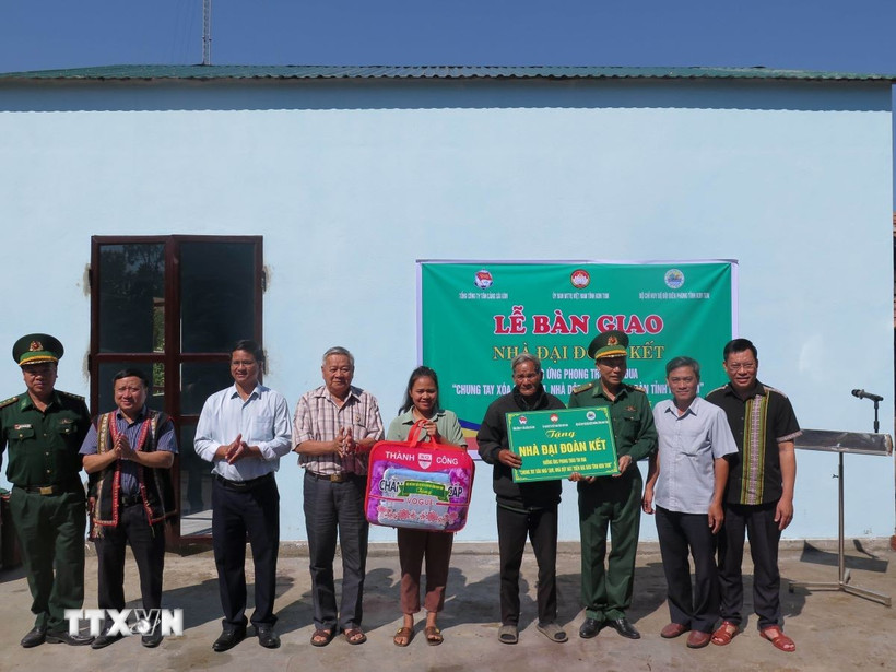 Bộ Chỉ huy Bộ đội Biên phòng tỉnh Kon Tum bàn giao căn nhà mới cho gia đình ông A Trỏ, thôn Dục Lang, xã Đăk Long, huyện Đăk Glei. (Ảnh: Dư Toán/TTXVN)