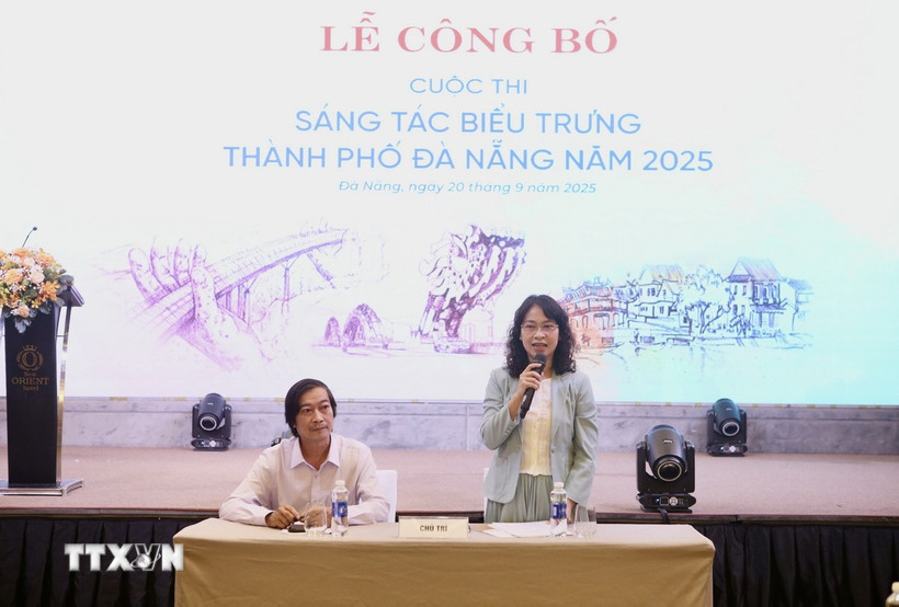 Phó Giám đốc Sở Văn hóa, Thể thao và Du lịch Nguyễn Thị Hội An chia sẻ các thông tin về cuộc thi. (Ảnh: Trần Lê Lâm/TTXVN)