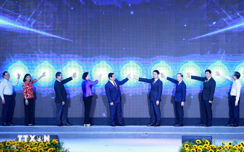 Thủ tướng Phạm Minh Chính và các đại biểu phát động Phong trào “Cả nước thi đua đổi mới sáng tạo và chuyển đổi số.” (Ảnh: Dương Giang/TTXVN)