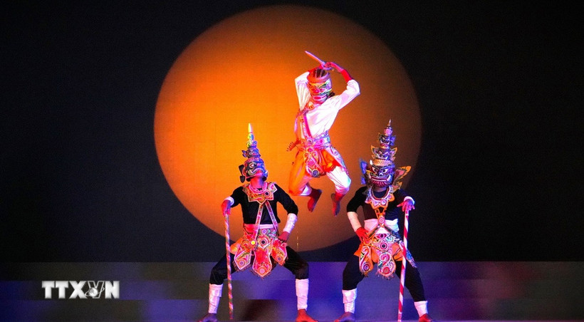 Múa Chằn là một biến thể đặc sắc của sân khấu Rô Băm - hình thức vũ kịch cổ truyền lâu đời của người Khmer, bắt nguồn từ vũ kịch mặt nạ Lakhol Khol, tái hiện các trích đoạn trong sử thi Riêm Kê. (Ảnh: Minh Phú/TTXVN)