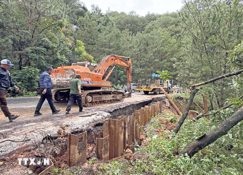 Lâm Đồng khẩn cấp gia cố điểm sạt lở, sụt lún trên đèo Mimosa. (Ảnh: Nguyễn Dũng/TTXVN)