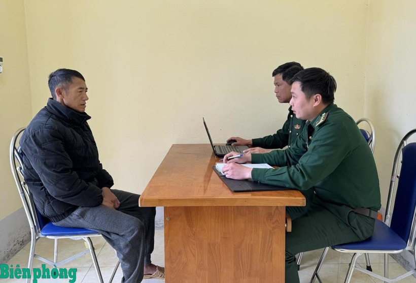 Cán bộ Đồn Biên phòng Xín Cái (Bộ đội Biên phòng Hà Giang) lấy lời khai đối tượng Giàng Vả Phừ. (Nguồn: Báo Biên phòng)