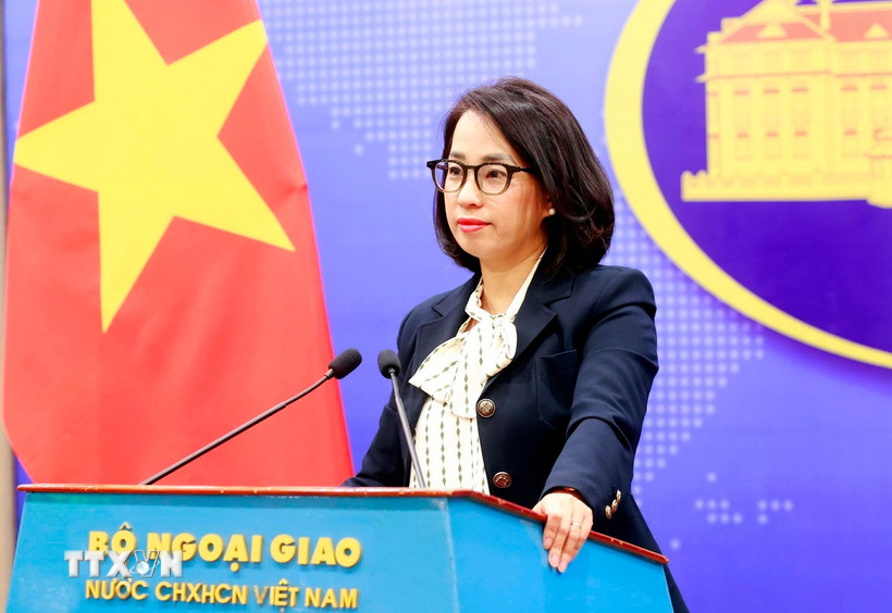 Người phát ngôn Bộ Ngoại giao Phạm Thu Hằng chủ trì họp báo. (Ảnh: An Đăng/TTXVN)