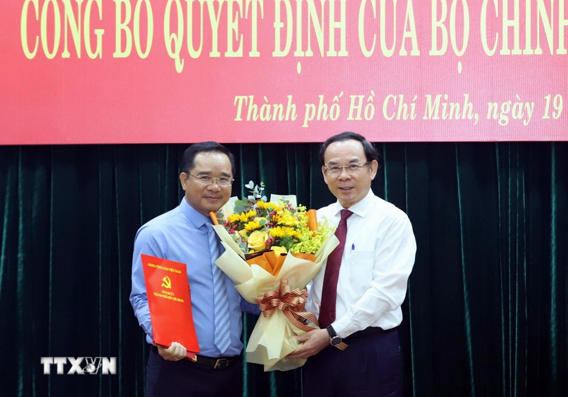 Ông Nguyễn Văn Nên (phải), Ủy viên Bộ Chính trị, Bí thư Thành ủy Thành phố Hồ Chí Minh, trao Quyết định của Bộ Chính trị cho ông Nguyễn Văn Được. (Ảnh: Xuân Khu/TTXVN)