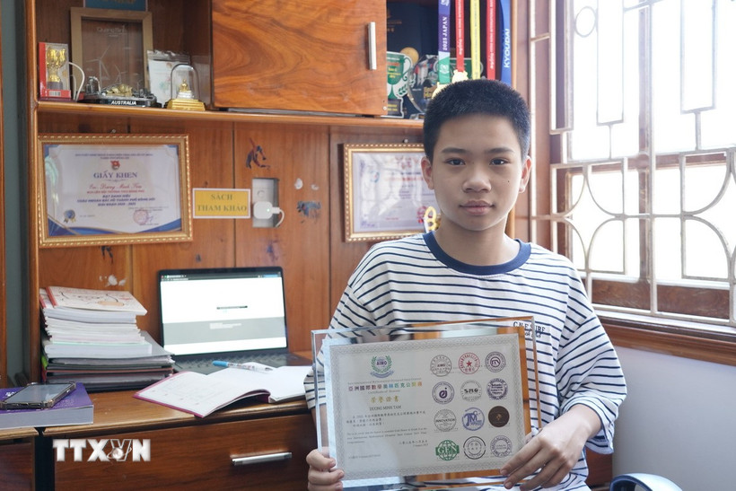 Em Dương Minh Tâm với phần thưởng của cuộc thi Đấu trường Toán học châu Á 2025 tại Nhật Bản. (Ảnh: Thanh Thủy/TTXVN)