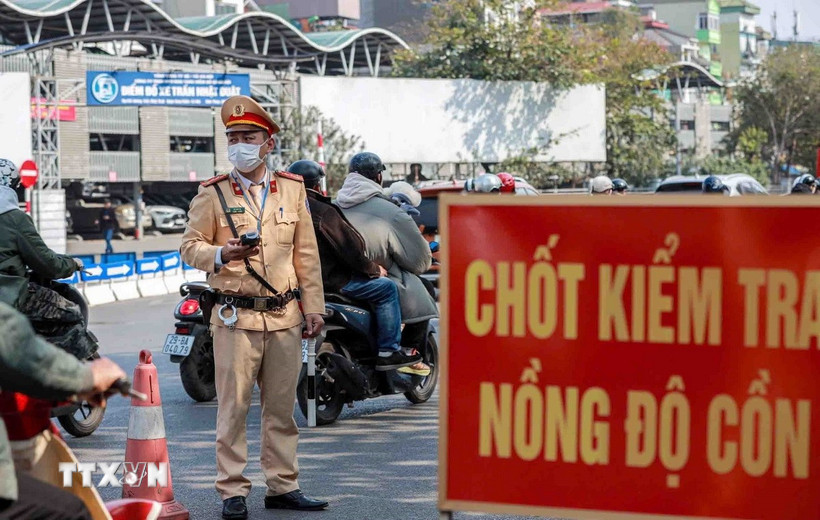 Lực lượng Cảnh sát Giao thông, Công an thành phố Hà Nội duy trì các ca tuần tra kiểm soát, xử lý vi phạm, nhất là vi phạm về nồng độ cồn để kiềm chế tai nạn giao thông. (Ảnh: Phạm Kiên/TTXVN)