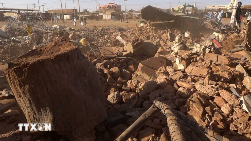 Cảnh đổ nát sau vụ pháo kích tại khu chợ Sabreen ở Omdurman, Sudan, ngày 1/2. (Ảnh: THX/TTXVN)