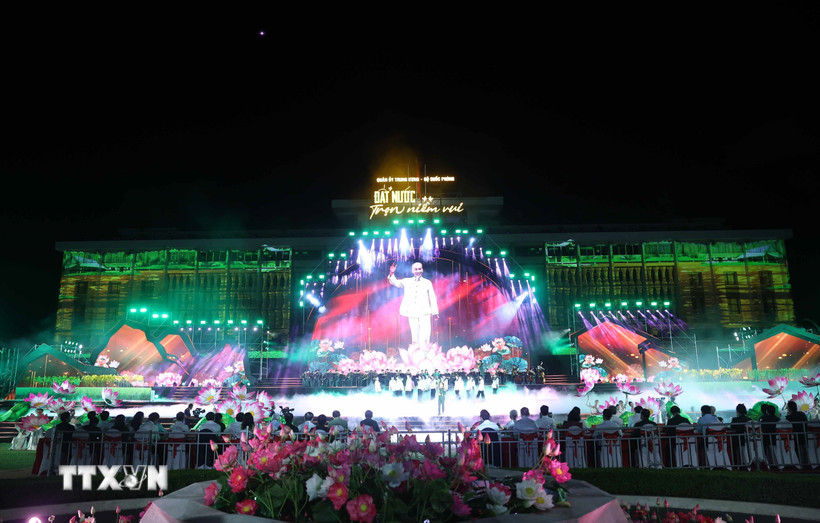 Chương trình nghệ thuật “Đất nước trọn niềm vui.” (Ảnh: Thống Nhất/TTXVN)