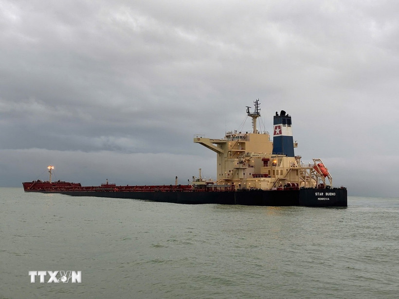 Tàu hàng Star Bueno bị mắc cạn tại vùng biển Dung Quất, xã Bình Sơn, tỉnh Quảng Ngãi. (Ảnh: TTXVN phát)