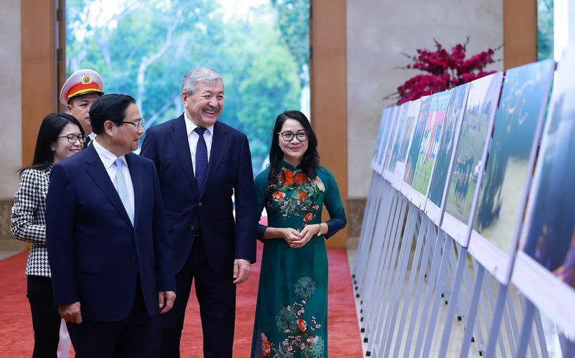 Thủ tướng Phạm Minh Chính và Thủ tướng Kyrgyzstan Adylbek Kasymaliev tham quan Trưng bày ảnh của Thông tấn Xã Việt Nam. (Ảnh: Dương Giang/TTXVN)