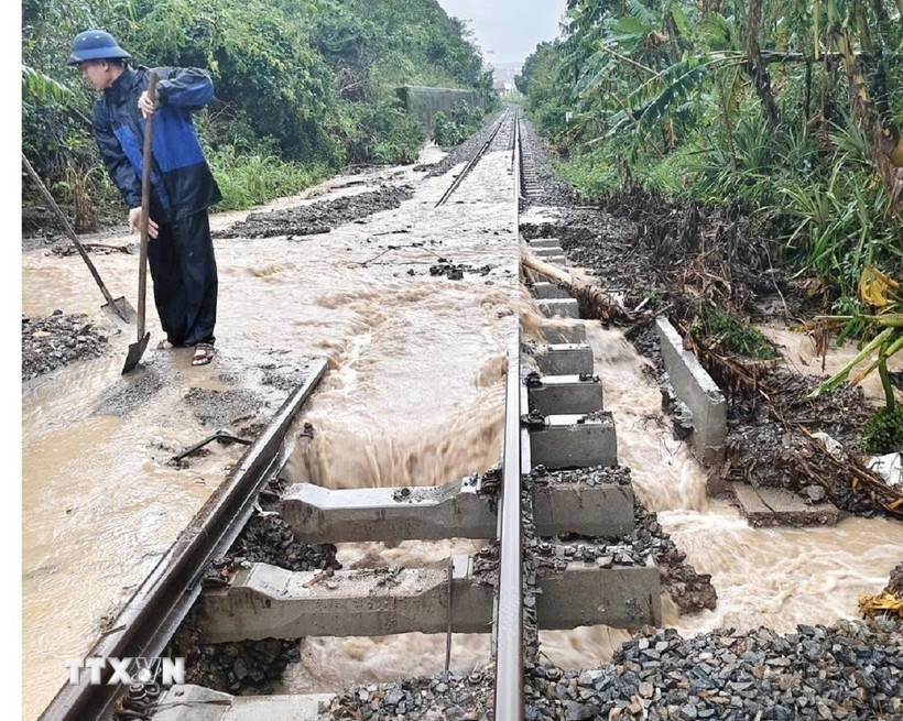 Một đoạn đường sắt đi qua tỉnh Đắk Lắk bị mưa lũ làm hư hỏng tháng 11 vừa qua. (Ảnh: TTXVN phát)